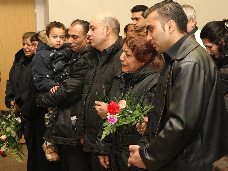 Pohřeb první oběti tragické nehody se odehrál 21. února 2008 v Lounech.