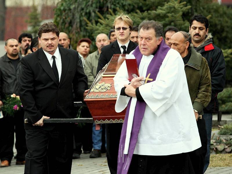 Pohřeb první oběti tragické nehody se odehrál 21. února 2008 v Lounech.