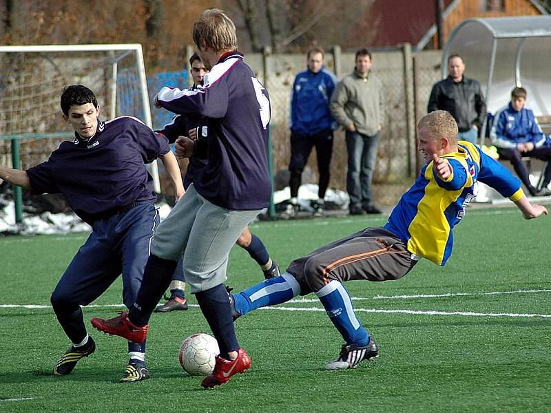 Dobroměřický Kamil Smola střílí (zcela vpravo)