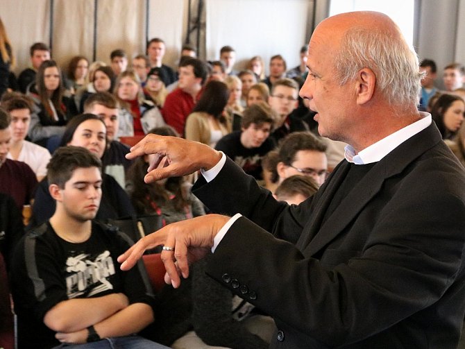 Prezidentský kandidát Michal Horáček při setkání se studenty na střední škole v Lounech