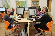 Sedmáci ze ZŠ J. A. Komenského v Lounech se učí němčinu v nové jazykové učebně.