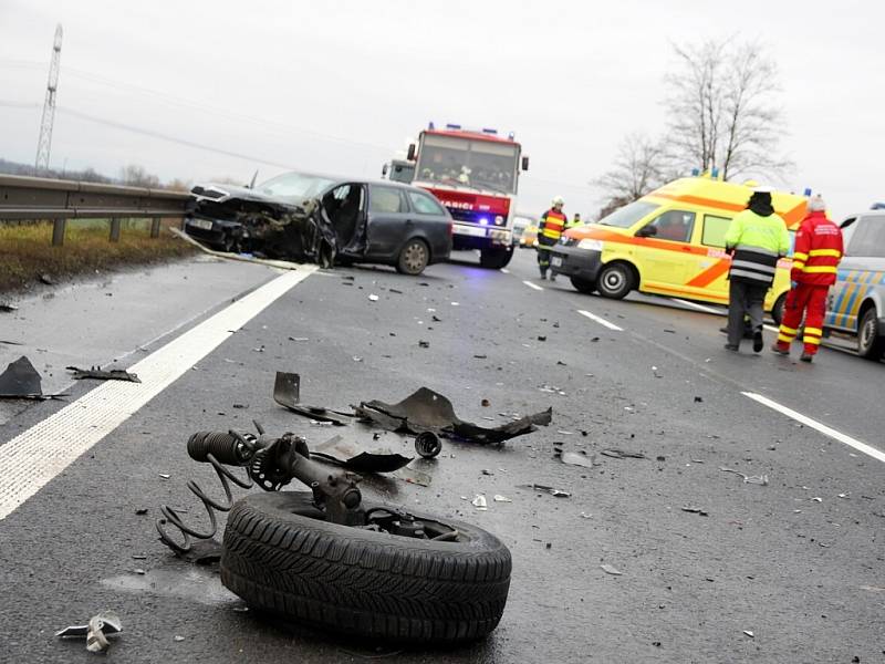 Hromadná nehoda tří osobních a jednoho nákladního vozu na silnici R7 u čerpací stanice Machač