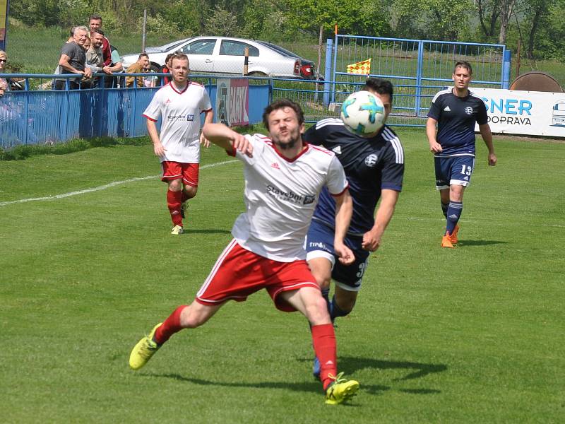Důležité utkání v boji o záchranu zvládli lépe fotbalisté Jílového (v bílém), kteří dali domácím tři branky a zaslouženě brali tři body.
