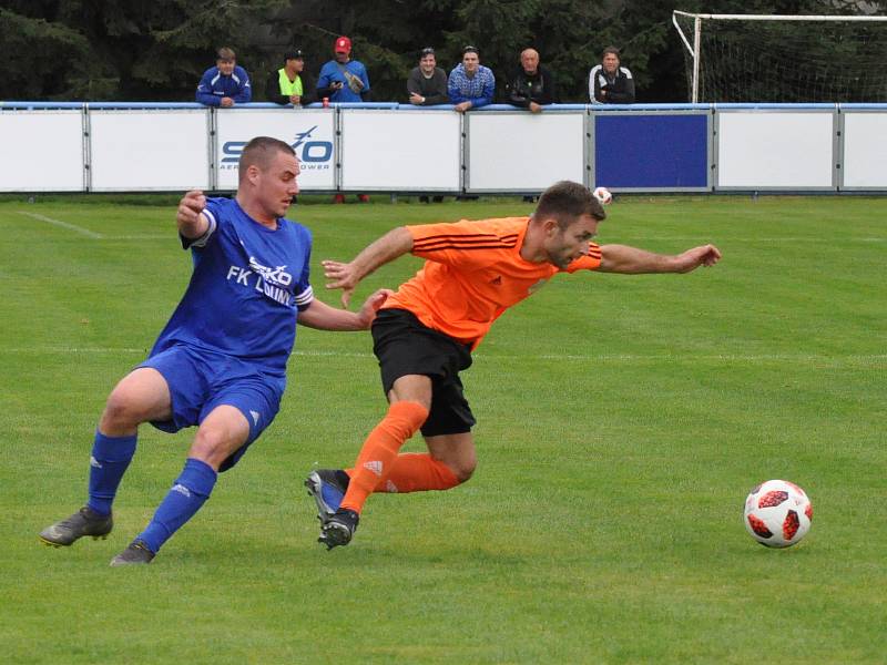 Promarněné šance v prvním poločase mrzely, Rozhodnout musely opět penalty a ty Louny (v modrém) i díky dvěma úspěšným zákrokům Pokorného zvládly.