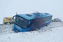 Nehoda autobusu a dvou osobních vozů 7. ledna u Sulce