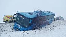 Nehoda autobusu a dvou osobních vozů 7. ledna u Sulce