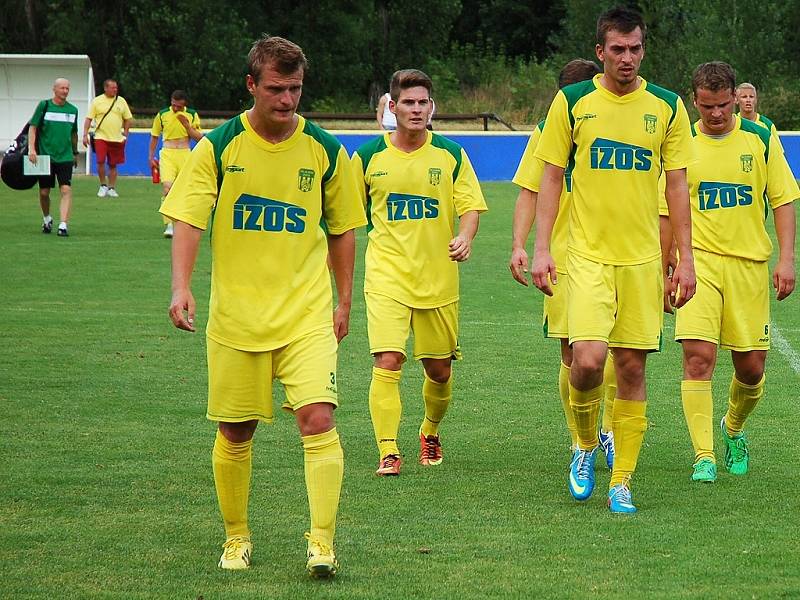 Fotbalisté Slavoje Žatec (ve žlutém) prohráli v pohárovém zápase s Karlovými Vary 2:3