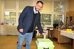 Michal Kučera, krajský lídr TOP 09, volil v pátek po 16. hodině v Lounech v hlasovací místnosti v ZŠ Školní.
