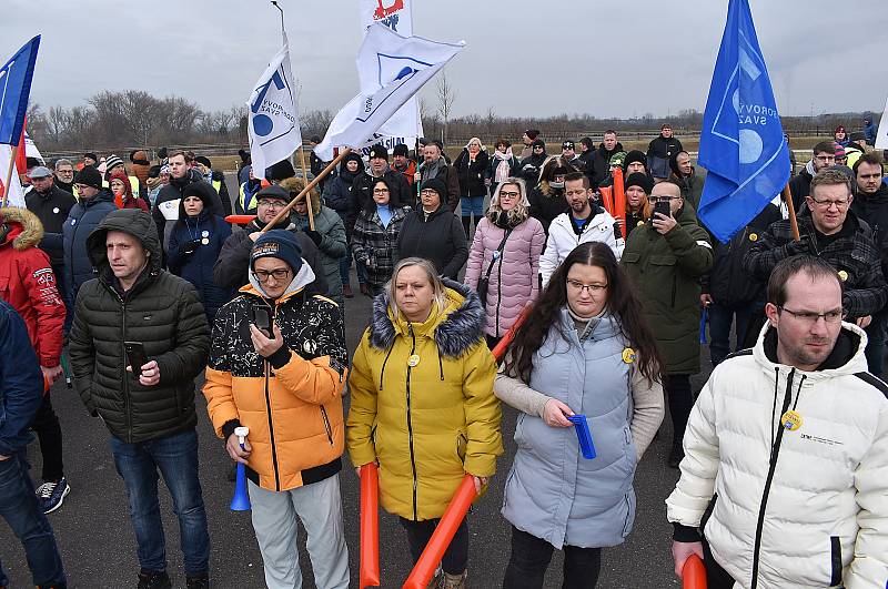 Demonstrace před továrnou Nexen v průmyslové zóně Triangle u Žatce. Pondělí 6. února