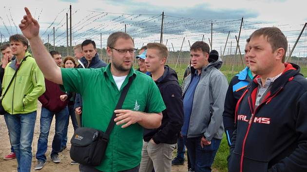 Pavel Donner provádí farmáře ze slovinského města Žalce chmelnicemi u Žatce