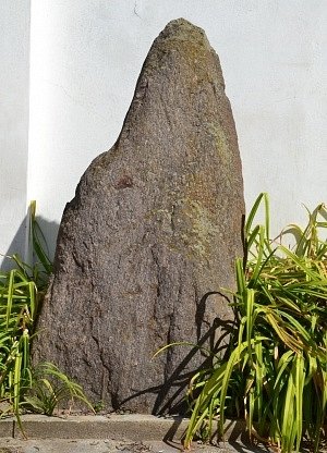 Menhir v lounském muzeu.
