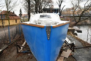 Stěhování plachetnice z areálu Veslařském klubu Ohře v Lounech