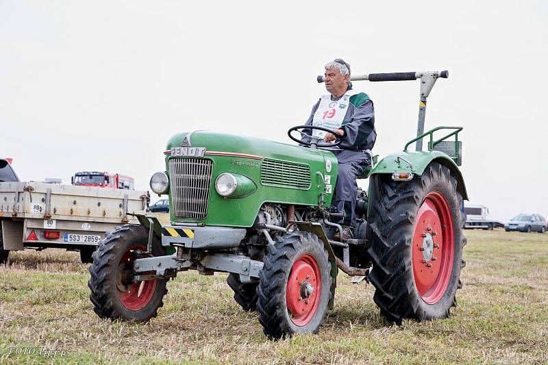 U Podbořan v sobotu proběhlo mistrovství ČR v orbě. Účastníci soutěžili na dobových i historických traktorech.