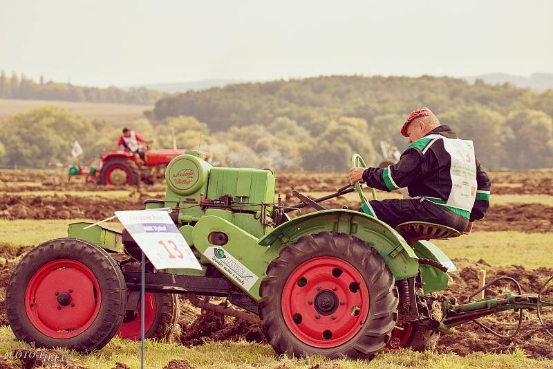 U Podbořan v sobotu proběhlo mistrovství ČR v orbě. Účastníci soutěžili na dobových i historických traktorech.