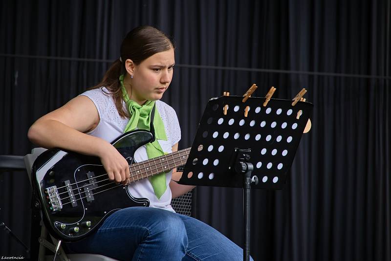 V letním kině v Žatci se konal Popfest. Zahráli žáci uměleckých škol.