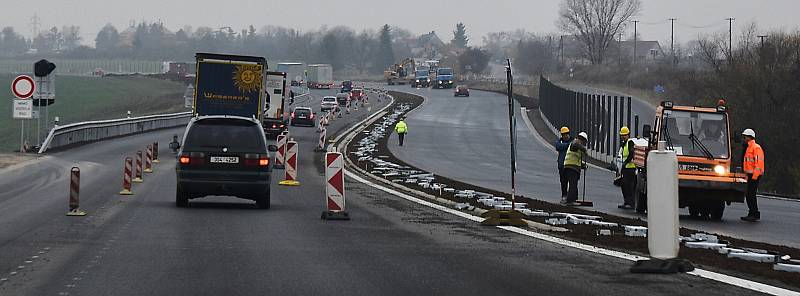 Práce na novém úseku dálnice D7 Praha – Chomutov u Panenského Týnce na Lounsku.