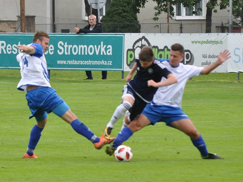 Favorizované Dobroměřice (v tmavě modrém) v úvodním zápase A třídy porazily nováčka z Černovic.