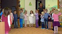 Vánoční besídka ve třídě veverek v Mateřské škole U Jezu v Žatci 