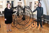 Zahájení výstavy o vysokých kolech a cyklistice v Oblastním muzeu Louny.