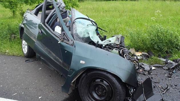 V předposlední květnový den kolem patnácté hodiny na silnici R7 u sjezdu na Cítoliby došlo k nehodě osobního vozu a kamionu. Řidič osobního vozu zemřel.