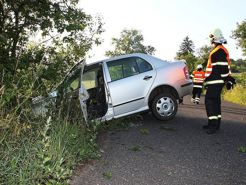 Nehoda osobního vozu u obce Lhota na Žatecku