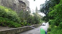 Úterý 4. 6. 2013. Část městských hradeb v ulici Pod Šancemi v Lounech odpadla. Možná kvůli vytrvalému dešti