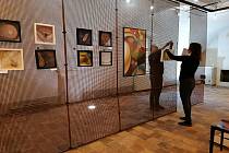 Galerie Sladovna v Žatci opět funguje. Vidět tam můžete výstavu obrazů Jitky Větrovské nazvanou „Minerály v pastelech“.
