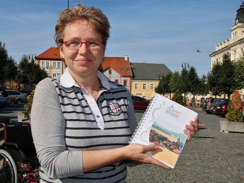 Blanka Tomášková, vedoucí městského informačního centra, ukazuje nový atlas přístupnosti objektů v Lounech