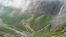 Trollstigen pohledem z vyhlídky. Vpravo nahoře je vidět vodopád Stigfossen