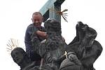 Opilý a psychicky nemocný muž vylezl v roce 2015 na dvacet metrů vysoký morový sloup na náměstí Svobody v Žatci.
