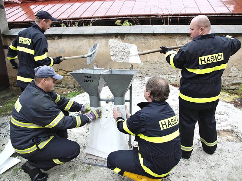 Hasiči zasahují při pátečním přívalovém dešti v Bezděkově.