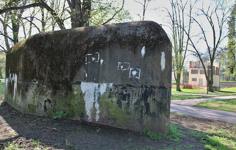 Bunkr na lounském výstavišti. V pozadí je přírodní amfiteátr, dřívější letní kino