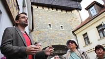 Historik Jan Mareš vypráví u Žatecké brány v Lounech. Pro zájemce si připravil komentovanou prohlídku centra s názvem Všední život středověkých.