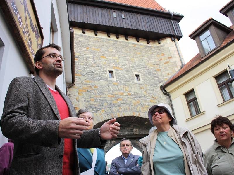 Historik Jan Mareš vypráví u Žatecké brány v Lounech. Pro zájemce si připravil komentovanou prohlídku centra s názvem Všední život středověkých.
