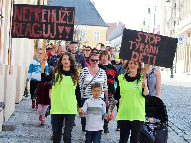 Pietního pochodu za utýraného Marečka v Lounech v březnu 2019 se zúčastnilo více než dvě stě lidí.