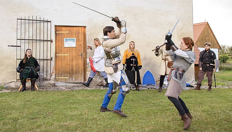 Sobotní akce Pěšky s dětmi zavedla děti přes několik stanovišť s úkoly z Podbořan k tvrzi v Hlubanech, kde svedly souboj se šermíři.