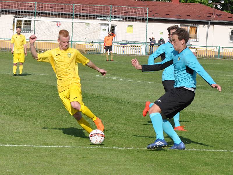 Fotbalisté Žatce (ve žlutém) po zlepšeném výkonu ve druhém poločase otočili utkání s Jiřetínem a zaslouženě zvítězili.