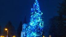 Vánoční strom na náměstí v Krásném Dvoře