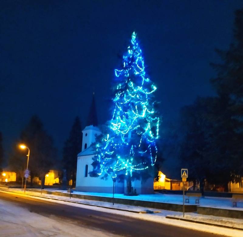 Vánoční strom na náměstí v Krásném Dvoře