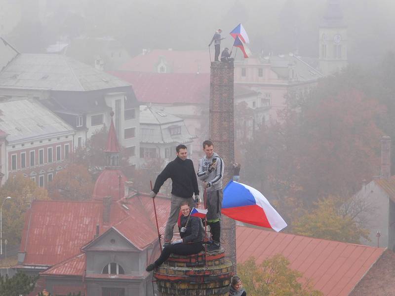 V Žatci se během státního svátku mávalo z chmelařských komínů.