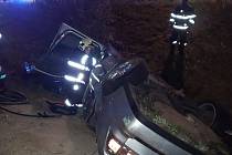Jeden člověk zemřel a dva byli zraněni při dopravní nehodě osobního auta u Chlumčan.