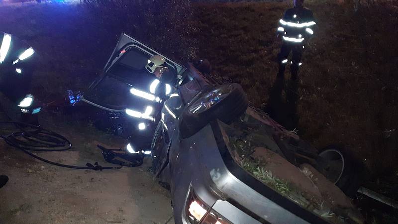 Jeden člověk zemřel a dva byli zraněni při dopravní nehodě osobního auta u Chlumčan. V noci na 7. srpna 2022.