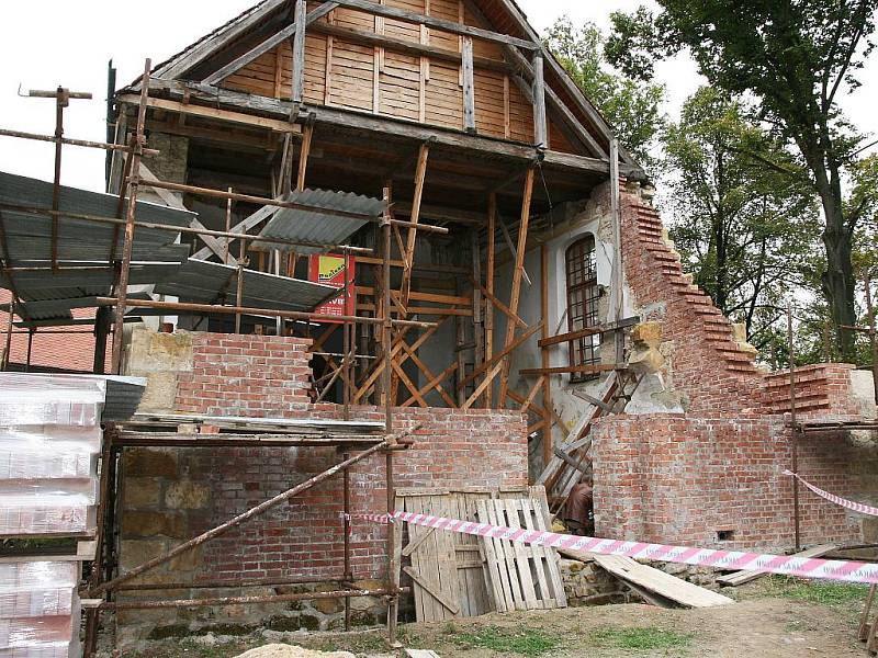 Obnova kostela sv. Šimona a Judy v Lenešicích.