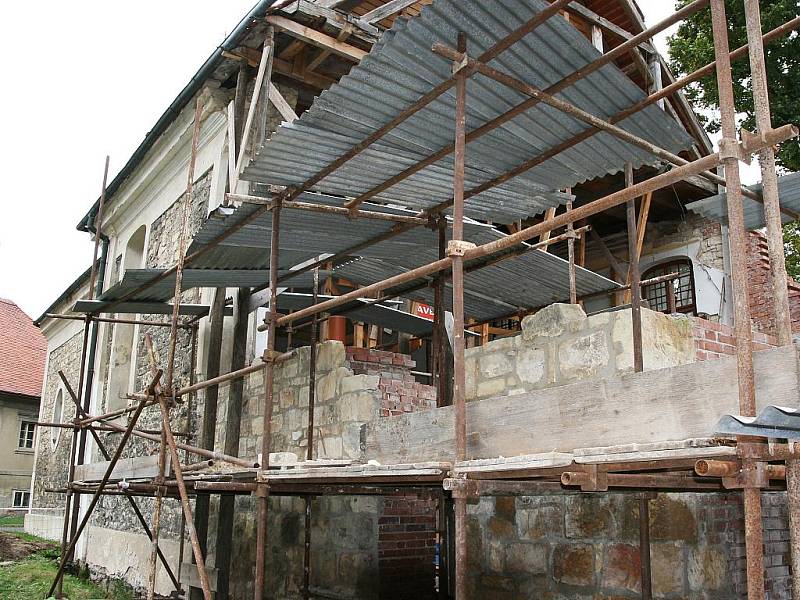 Obnova kostela sv. Šimona a Judy v Lenešicích.