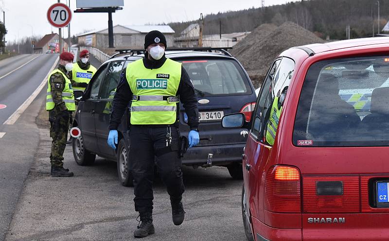 Sobotní hlídka policie a vojáků na silnici I/6 Praha - Karlovy Vary v Lubenci na Podbořansku.