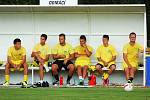 Fotbalisté Slavoje Žatec (ve žlutém) prohráli v pohárovém zápase s Karlovými Vary 2:3