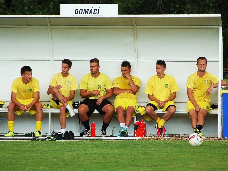 Fotbalisté Slavoje Žatec (ve žlutém) prohráli v pohárovém zápase s Karlovými Vary 2:3