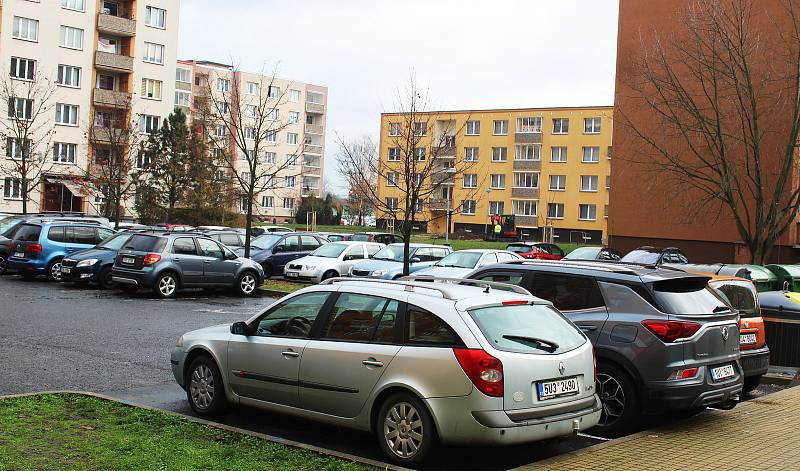 Na žateckém sídlišti Jih jsou dlouhodobě velké problémy s parkováním. V poslední době se ještě zhoršují.