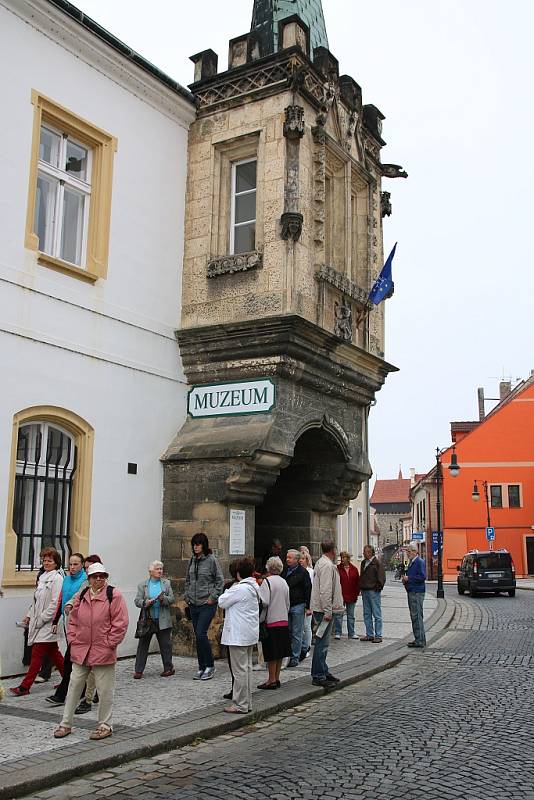 Lidé vycházejí z lounského muzea, aby se zúčastnili komentované prohlídky historických fotografií