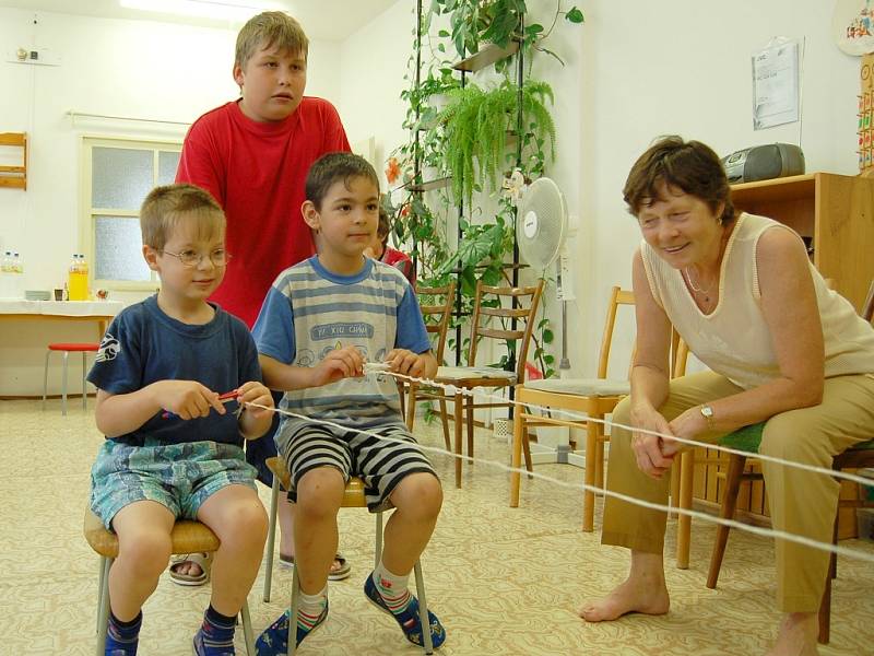 S dětmi z dětského domova v Lounech se přišli rozloučit kamarádi a přátelé.